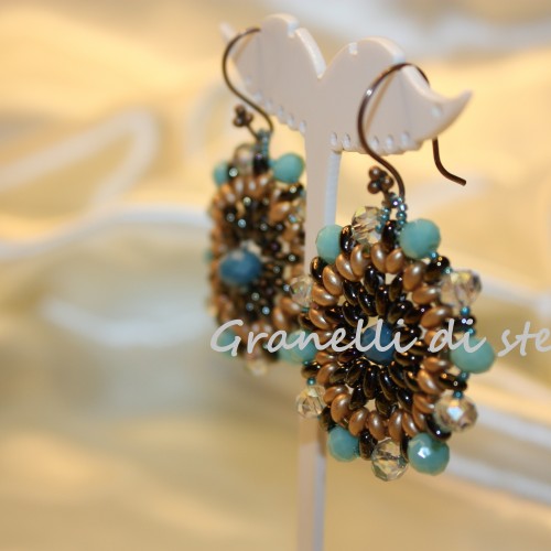 ORECCHINI artigianali. GRANELLI DI STELLE. CREAZIONI VENDITA NEGOZIO, BIJOUX ARTIGIANALI: ANELLI, BRACCIALI, COLLANE, ORECCHINI, CIONDOLI, SEGNALIBRI, ACCESSORI CERIMONIA, PARURE