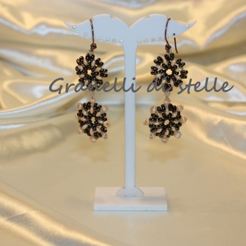 ORECCHINI artigianali. GRANELLI DI STELLE. CREAZIONI VENDITA NEGOZIO, BIJOUX ARTIGIANALI: ANELLI, BRACCIALI, COLLANE, ORECCHINI, CIONDOLI, SEGNALIBRI, ACCESSORI CERIMONIA, PARURE